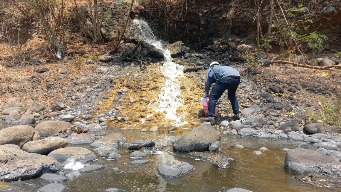 Kondisi busa di aliran Sungai Welang dekat saluran pembuangan limbah pabrik Satoria Group di Desa Wrati, Kecamatan Kejayan, Kabupaten Pasuruan, pada Jumat (20/10/2023). Foto: Laoh Mahfud/Tugu Jatim