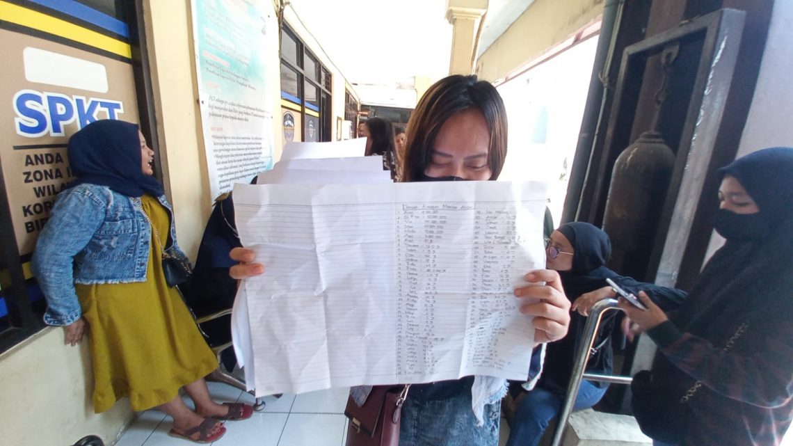 Korban penipuan arisan bodong melapor ke Mapolres Pasuruan Kota. foto: Laoh Mahfud/Tugu Jatim