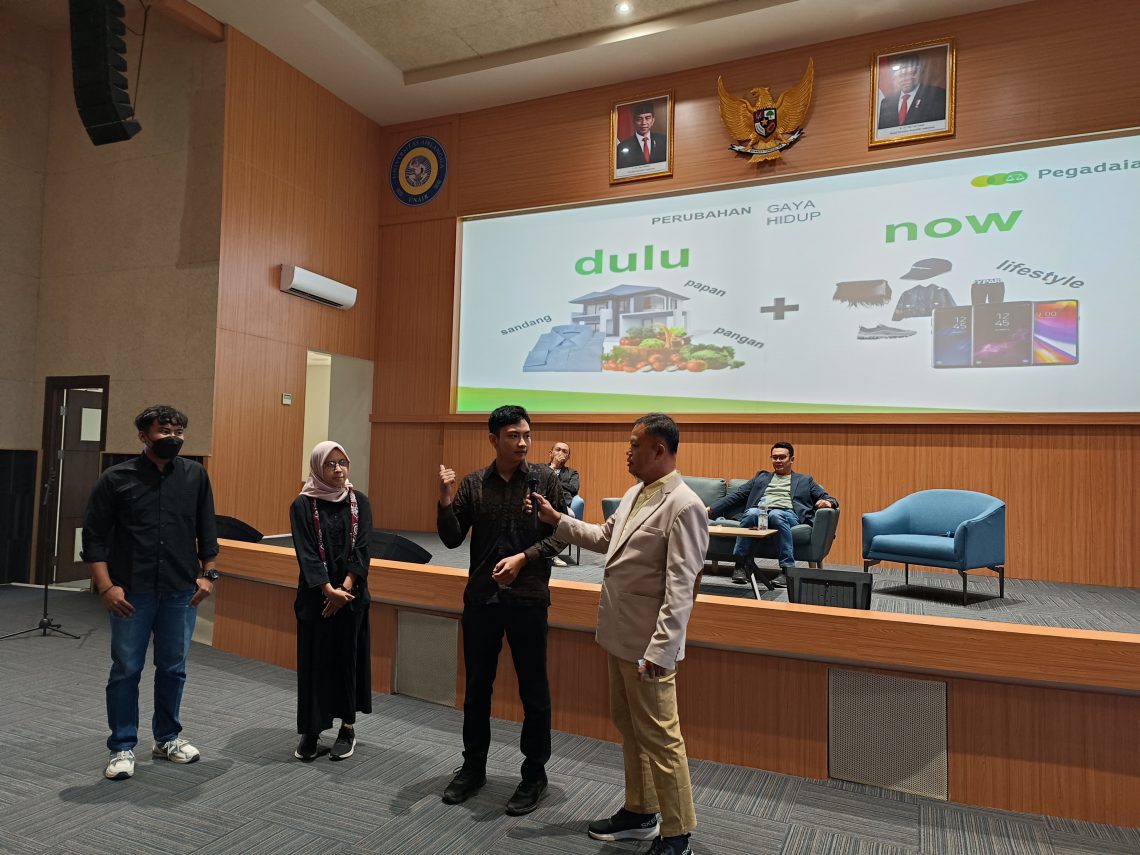 Kepala Pegadaian Kanwil XII Surabaya, Mulyono Rekso (paling kanan) memberi materi pada seminar nasional. Foto: dok Pegadaian