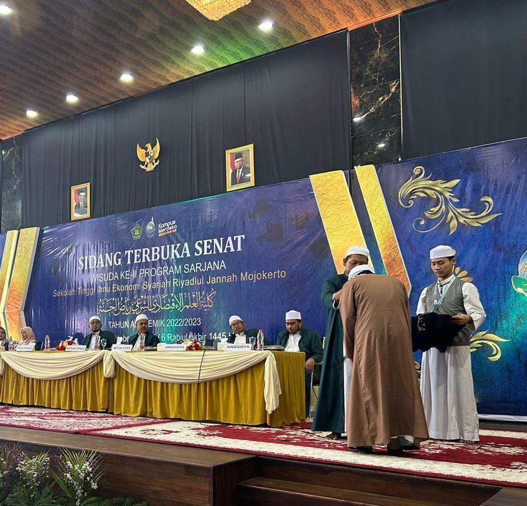 Ketua STIES Riyadlul Jannah Mojokerto Tekankan Pentingnya Khidmat Alumni Setelah Wisuda 1 Prosesi wisuda STIES Riyadlul Jannah Mojokerto. Foto: dok STIES Riyadlul Jannah Mojokerto