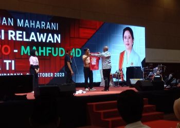 Kecewa Pada Gibran, Relawan Rumah Jokowi Buang Baju di Depan Puan