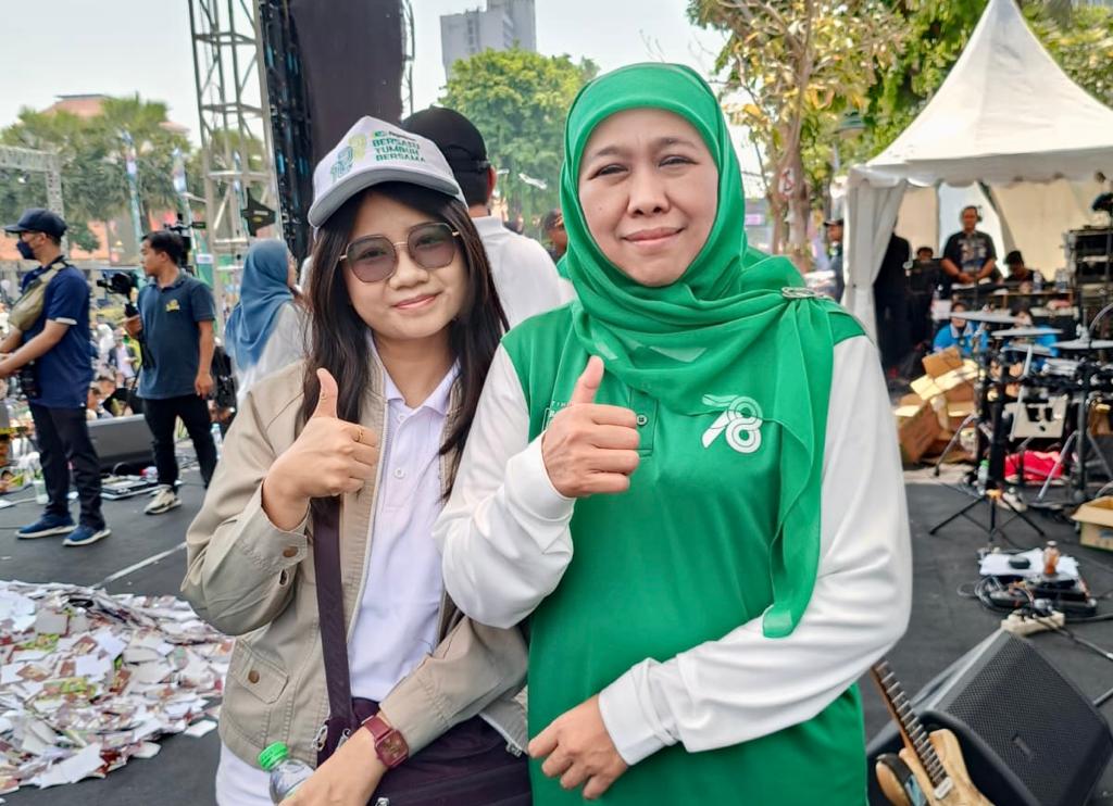 Dukungan Pegadaian Kanwil XII Surabaya Untuk Hari Santri Nasional 2023 1 Gubernur Jatim, Khofifah Indar Parawansa (kanan) saat pengundian hadiah umrah oleh Pegadaian Kanwil XII Surabaya. Foto: dok Pegadaian