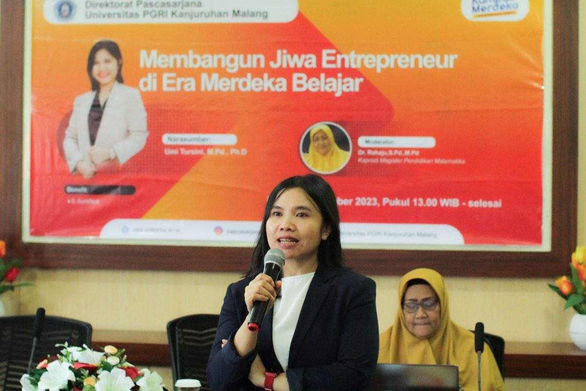 Salah seorang narasumber seminar, Umi Tursini MPd PhD berbicara tentang entrepreneurship. Foto: dok Humas Unikama