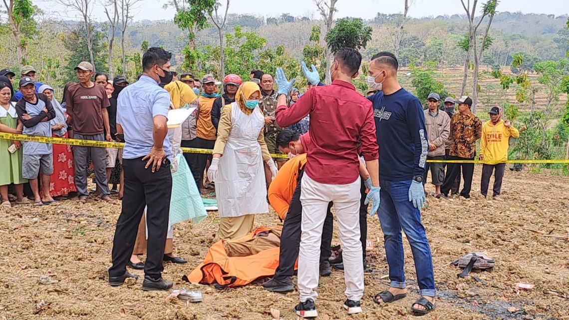Warga Tuban Temukan Pria Berseragam ASN Tewas Mengenaskan di Tengah Ladang 1 Inafis Satreskrim Polres Tuban olah lokasi kejadian di tengah ladang, pinggir jalan Montong-Kerek Tuban. Foto: Rochim/Tugu Jatim