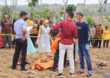 Warga Tuban Temukan Pria Berseragam ASN Tewas Mengenaskan di Tengah Ladang