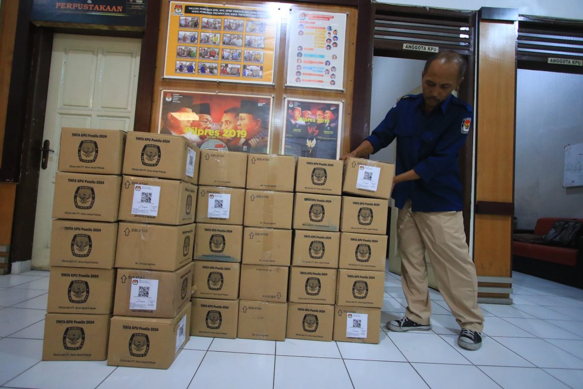 Kotak kardus berisi ribuan tinta untuk Pemilu 2024 tiba di Kantor KPU Kota Malang. Foto: Yona Arianto/Tugu Jatim