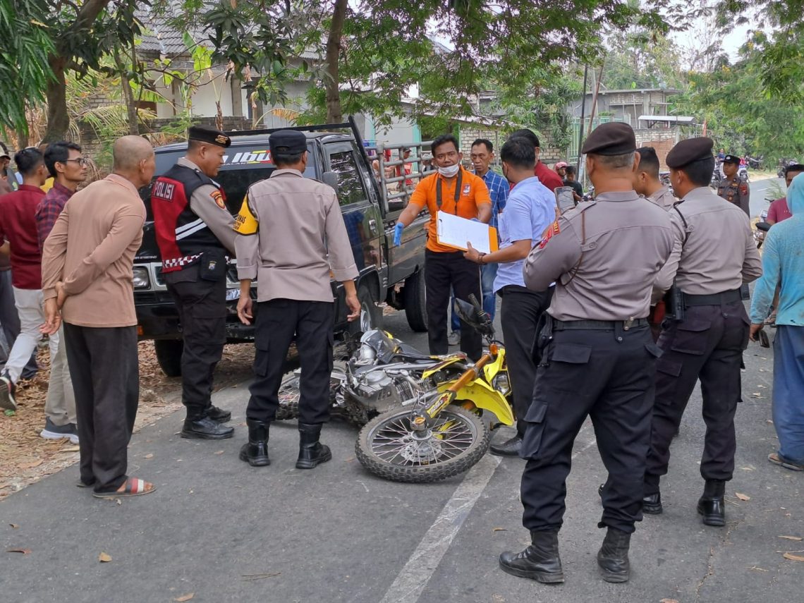Pria Berseragam ASN yang Tewas Mengenaskan Merupakan Sekdes Sidonganti Tuban 1 Inafis Satreskrim Polres Tuban mengolah lokasi kejadian di bagian kendaraan yang terparkir di pinggir jalan. Foto: Rochim/Tugu Jatim