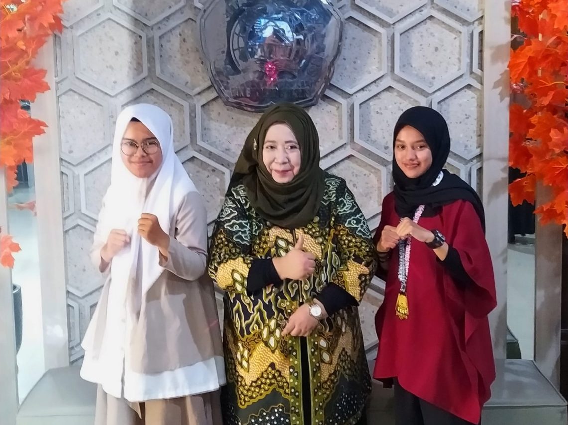 2 Pesilat FEB Unisma Raih Medali Emas dan Perak di KASAL Cup 2023 1 Dekan FEB Unisma, Nur Diana SE MSi mendampingi dua mahasiswanya yang baru saja menorehkan medali emas dan perak di Kejuaraan Nasional KASAL Cup 2023. Foto: Ulul Azmy/Tugu Jatim