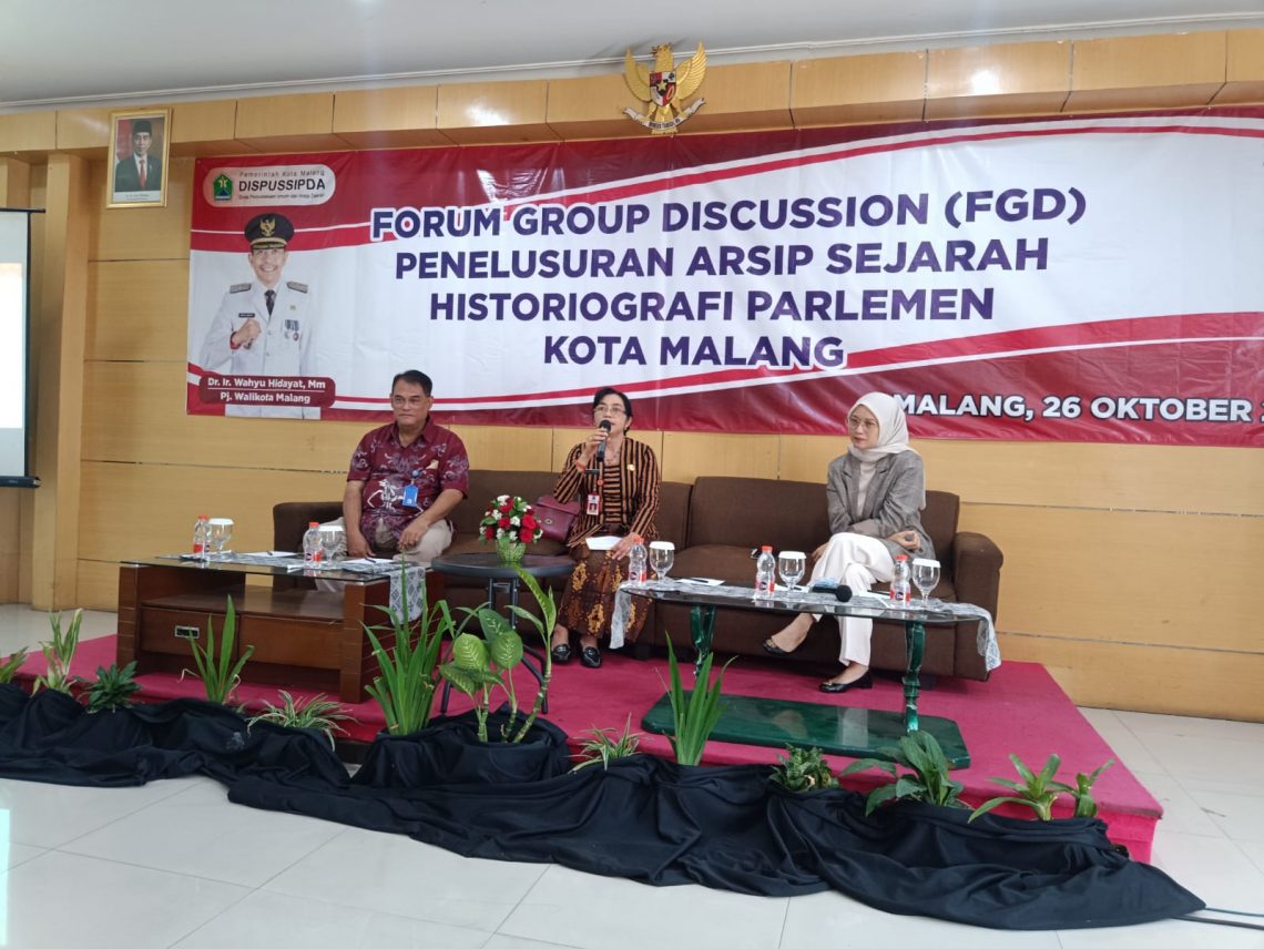 Sejarah dan Hari Lahir DPRD Kota Malang Bakal Segera Ditentukan 1 Kepala Dinas Perpustakaan dan Arsip Daerah Kota Malang, Yayuk Hermawati (tengah) bersama Ketua Komisi D DPRD Kota Malang, Amithya Ratnanggani Sirraduhita (kanan) dalam acara FGD penelusuran arsip sejarah historiografi parlemen Kota Malang. Foto: Yona Arianto/Tugu Jatim