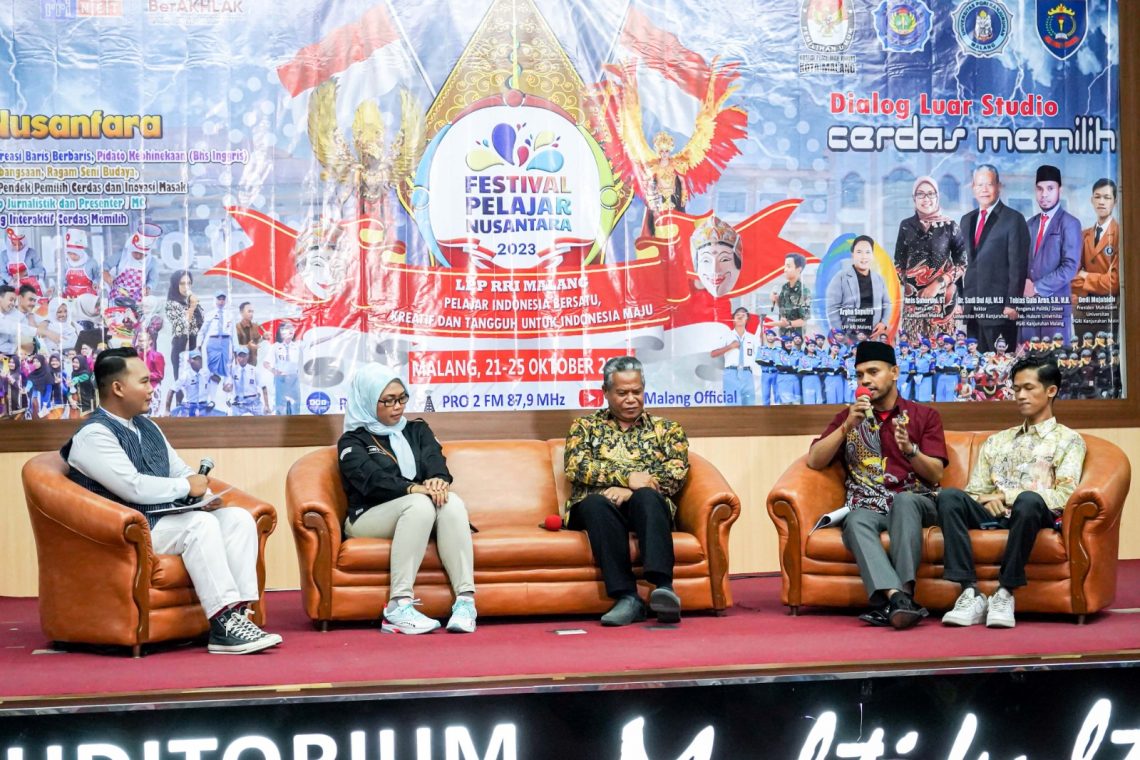Rektor Unikama, Dr Sudi Dul Aji MSi bersama Ketua KPU Kabupaten Malang dalam dialog interaktif. Foto: do Humas Unikama