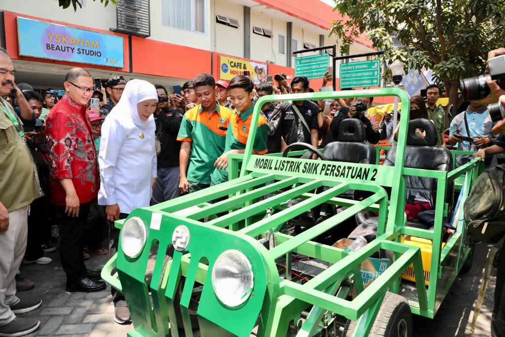 Kontribusi Wujudkan Net Zero Emision 2060, Siswa SMK di Jatim Pamerkan 260 Kendaraan Konversi Listrik 1 260 kendaraan konversi listrik karya pelajar SMK se-Jawa Timur dipamerkan di SMKN 6 Surabaya, pada Kamis (26/10/2023). Foto: Humas Pemprov Jatim