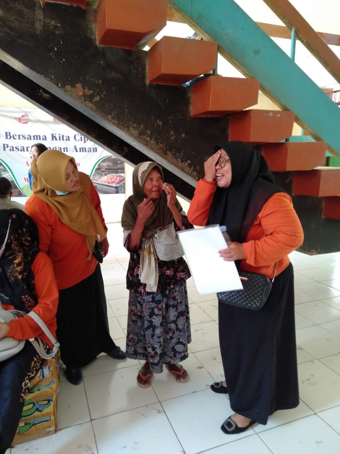 700 Orang Ikuti Skrining Kesehatan Mata Gratis di Pasar Baru Tuban 1 Skrining kesehatan mata pengunjung Pasar Baru Tuban untuk memperingati Hari Penglihatan Sedunia. Foto: dok Paramitra