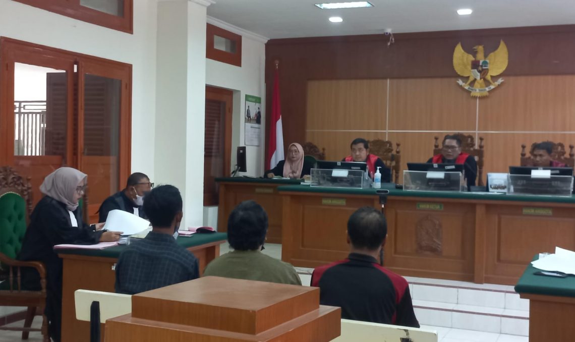 Kasus Penimbunan Solar di Pasuruan, Jaksa Ngaku Tak Diberi Bukti Transaksi SPBU 1 Suasana sidang lanjutan kasus penimbunan solar di PN Pasuruan. Foto: Laoh Mahfud/Tugu Jatim