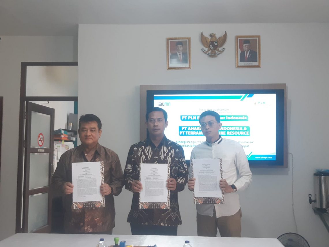 Gandeng PLN Energi Primer Indonesia, PT Aharu Cakra Indonesia Kembangkan Biomassa 1 Penandatanganan kerja sama antara PT Aharu Cakra Indonesia dan PT Terramas Nature Resource dengan PLN Energi Primer Indonesia dalam pengembangan dan pengelolaan biomassa berbasis pemanfaatan sumber daya setempat. Foto: M Sholeh/Tugu Jatim