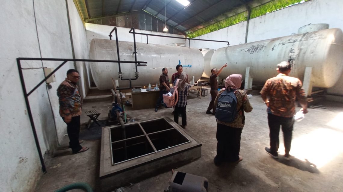 Terdakwa Penimbunan Solar Sewa Gudang di Pasuruan Dengan Dalih Tempat Parkir Truk 1 Majelis hakim PN Pasuruan melakukan sidang pemeriksaan setempat (PS) di gudang penimbunan solar di Jalan Kyai Sepuh no 106, Kecamatan Gadingrejo, Kota Pasuruan. Foto: Laoh Mahfud/Tugu Jatim