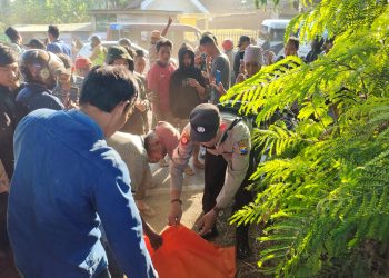 Terobos Palang Pintu, Pemotor Bawa Kapuk Tewas Tertabrak Kereta Api di Pasuruan