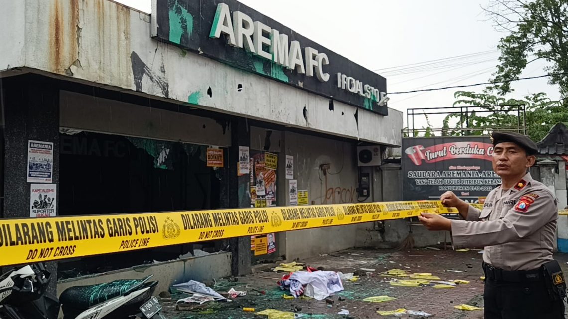 Polisi memasang garis polisi di depan Kantor Arema FC pasca dirusak oleh sekumpulan massa yang mengatasnamakan Arek Malang pada 29 Februari 2023 silam. Foto: Yona Arianto/Tugu Jatim