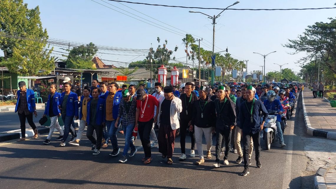 Hari Sumpah Pemuda, Kelompok Cipayung Kabupaten Pamekasan Gelar Mimbar Aspirasi 1 Aksi jalan kaki bersama Kelompok Cipayung Kabupaten Pamekasan menuju Monumen Arek Lancor. Foto: Rifqan AZ/Tugu Jatim