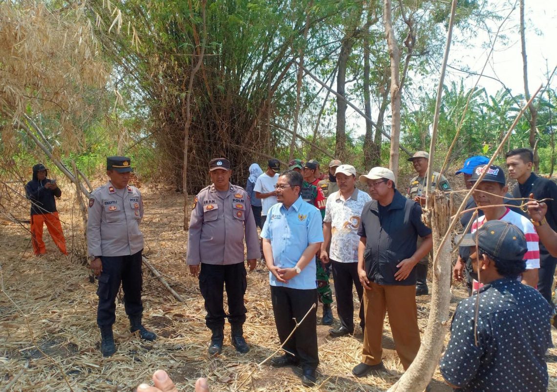 Rombongan Pj Bupati Pasuruan, Andriyanto sidak pipa saluran pembuangan limbah yang diduga dibuang ke aliran Sungai Welang di Desa Wrati, Kecamatan Kejayan, Kabupaten Pasuruan. Foto: Diskominfo Kabupaten Pasuruan