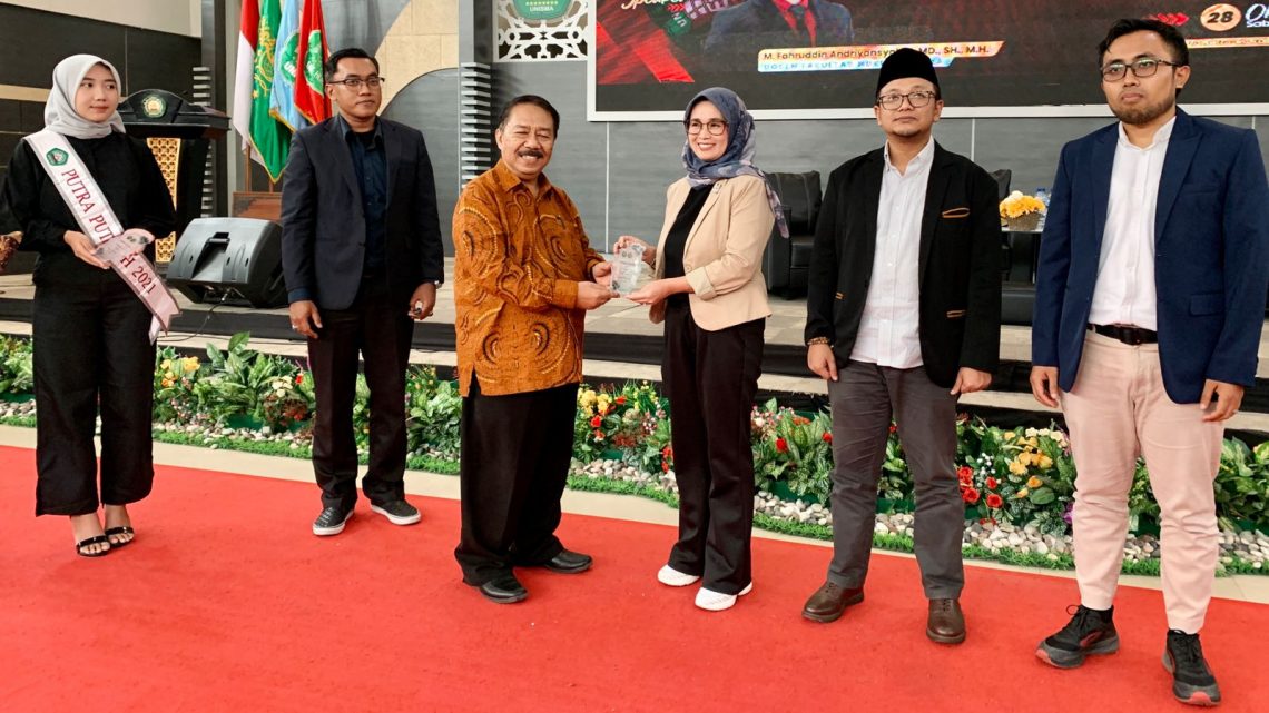 Pemberian cendera mata oleh Dekan FH Unisma kepada Ketua DPRD Kota Batu. Foto: Alif P/Tugu Jatim