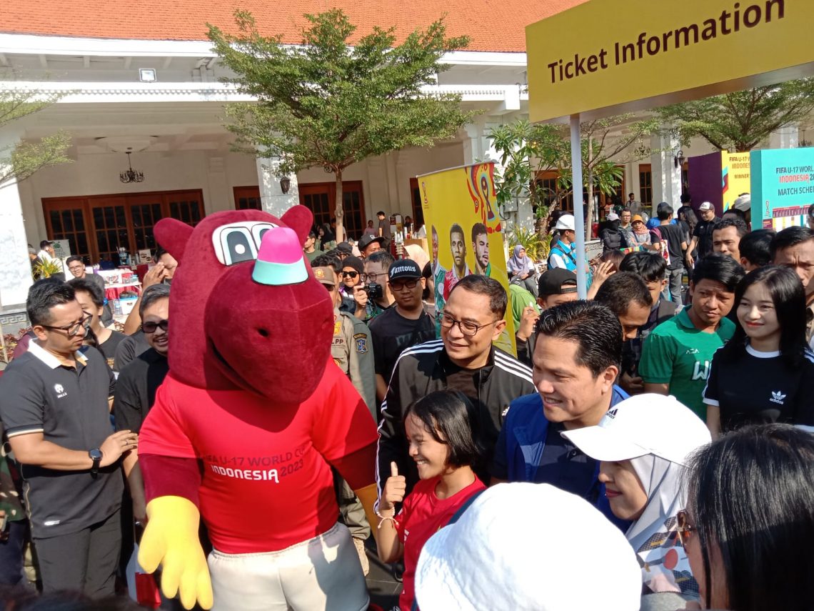 Tour Trophy Experience di sepanjang Jalan Tunjungan dan Jalan Gubernur Suryo Surabaya, pada Minggu (29/10/2023). Foto: Izzatun Najibah/Tugu Jatim