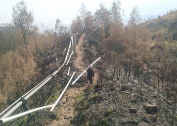 Warga Pasuruan Pasang Pipa Pengganti Saluran Air Rusak Akibat Kebakaran Gunung Arjuno