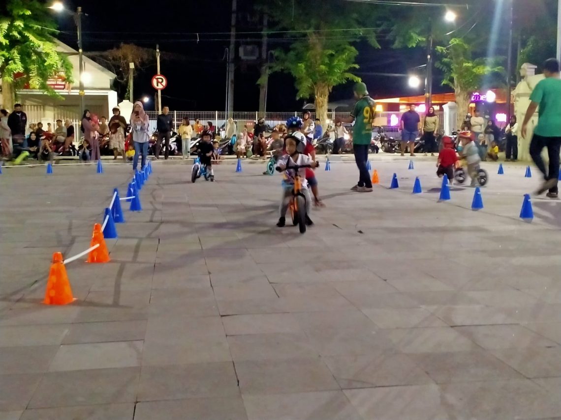 Komunitas Suropati Push Bike Pasuruan, Balita-balita Latihan Motorik dan Kepercayaan Diri 1 Suasana latihan Komunitas Suropati Push Bike Pasuruan di Taman Kota Pasuruan. Foto: Laoh Mahfud/Tugu Jatim