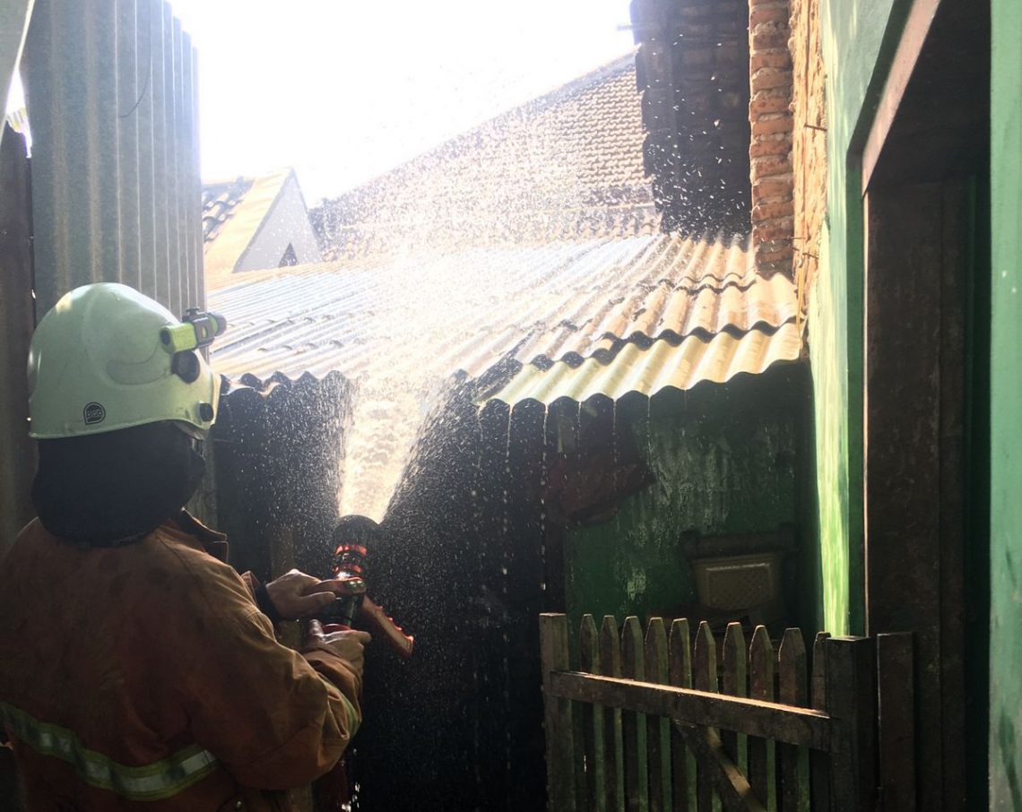 Kecelakaan Air dan Kebakaran Tewaskan Warga Mojokerto 1 Upaya pemadaman kebakaran rumah. Foto: BPBD Mojokerto