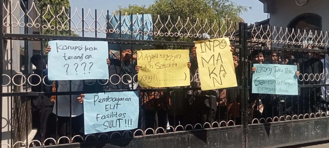 Demo Pelajar SMAN 1 Taruna Madani Pasuruan, Protes Fasilitas Buruk Hingga Dana Ekskul Minim 1 Suasana demo pelajar SMAN 1 Taruna Madani Pasuruan pada Senin (30/10/2023) pagi. Foto: Laoh Mahfud/Tugu Jatim