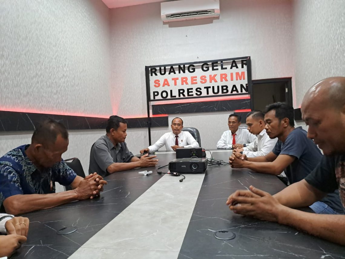 Keluarga korban mendatangi Mapolres Tuban yang diterima Kasat Reskrim Polres Tuban, Iptu Rianto bersama jajarannya. Mereka meminta tersangka dihukum seberat-beratnya. Foto: Rochim/Tugu Jatim