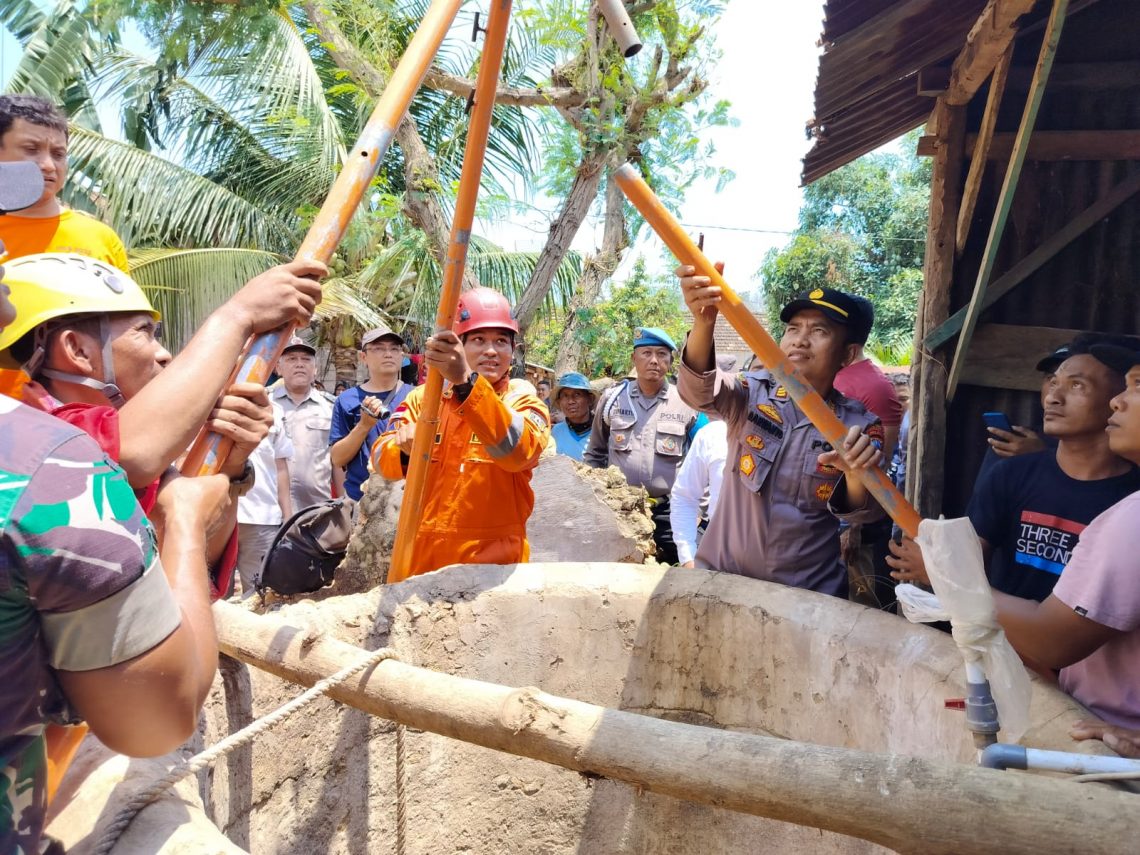 Pria di Tuban Tewas Saat Bersihkan Sumur Sedalam 13 Meter 1 Tim vertikal BPBD Kabupaten Tuban dibantu polisi dan warga mengevakuasi korban yang berada di dalam sumur di Desa Sembungin, Kecamatan Bancar, Kabupaten Tuban. Foto: dok Polsek Bancar