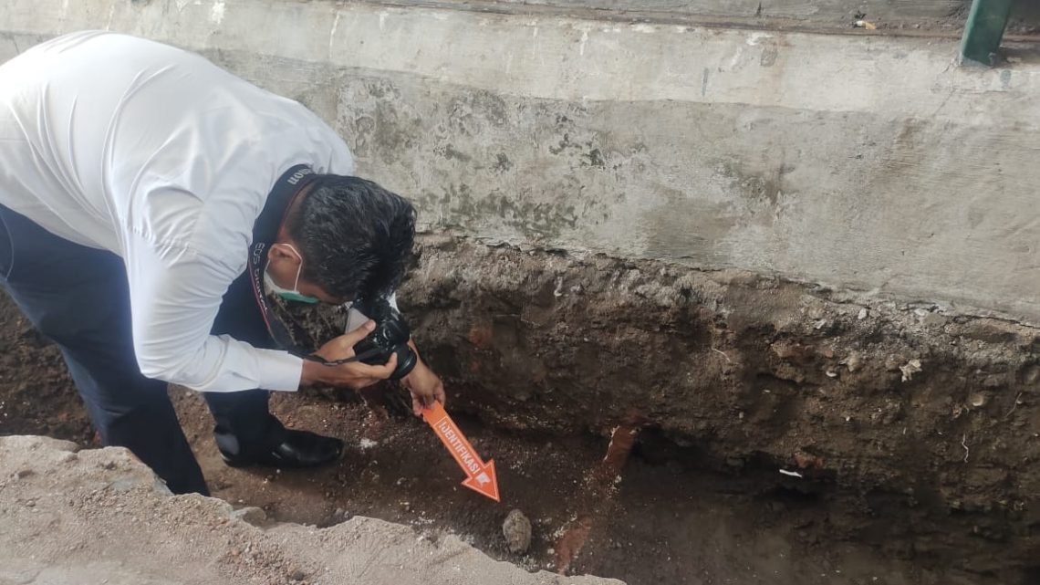 Tim Jihandak Polda Jatim mengevakuasi benda mirip granat yang terpendam di Makam Mbah Ratu Swadesi Pasuruan. Foto: dok Polsek Bangil