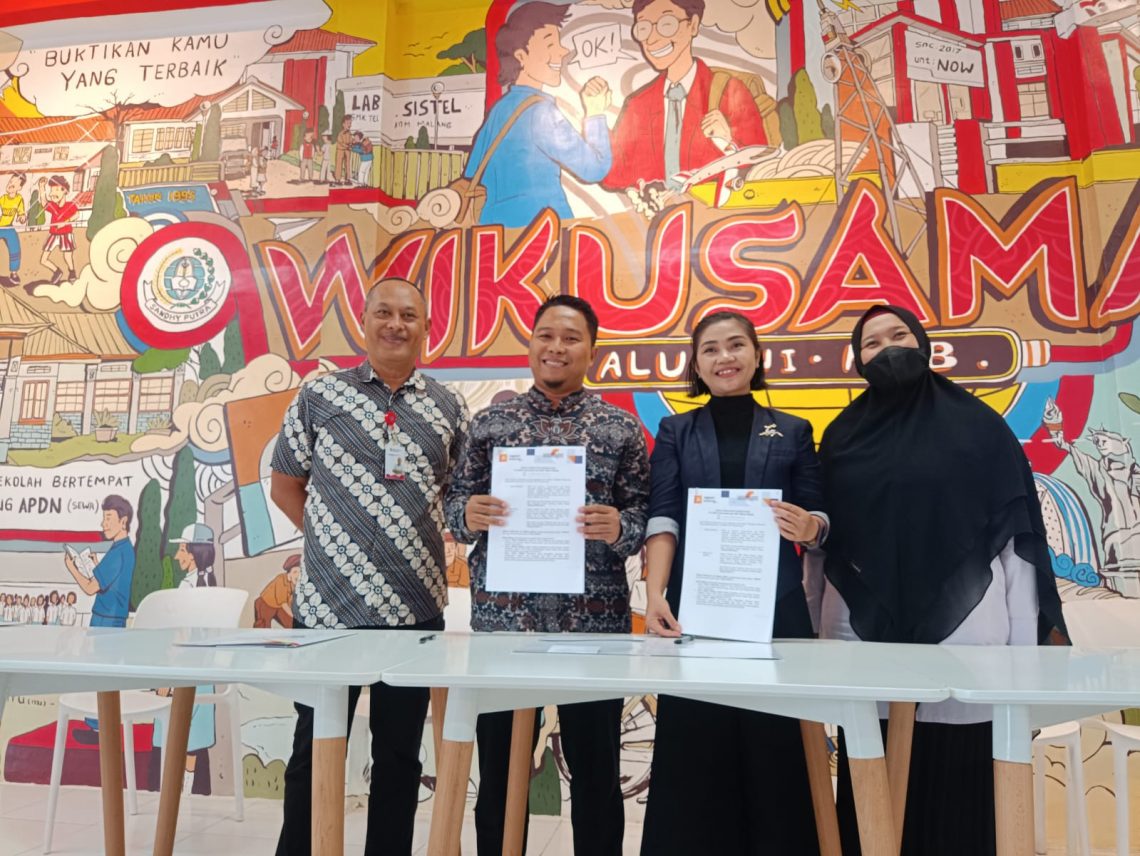Jagoan Hosting Beri Pembelajaran Teknologi Pada Guru dan Siswa SMK Telkom Malang 1 Kepala SMK Telkom Malang, Rahmat Dwi Djatmiko (dua dari kiri) dan Head Of Corporate Communication Beon Intermedia, Andina Paramitha (dua dari kanan) usai menandatangani kerja sama. Foto: Yona Arianto/Tugu Jatim