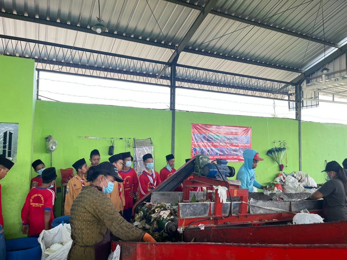 Jaga Lingkungan, Mahasiswa PPL FKIP Unim Mojokerto Ajak Siswa Kelola Sampah 1 Unim Mojokerto.