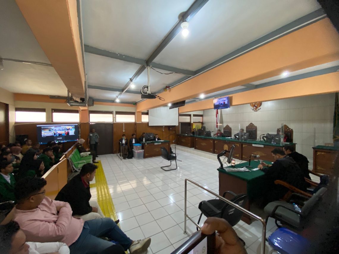 8 Terdakwa Arek Malang Perusak Kantor Arema Divonis 9 Bulan Penjara, 15 Hari Lagi Keluar 1 Perusak kantor Arema.