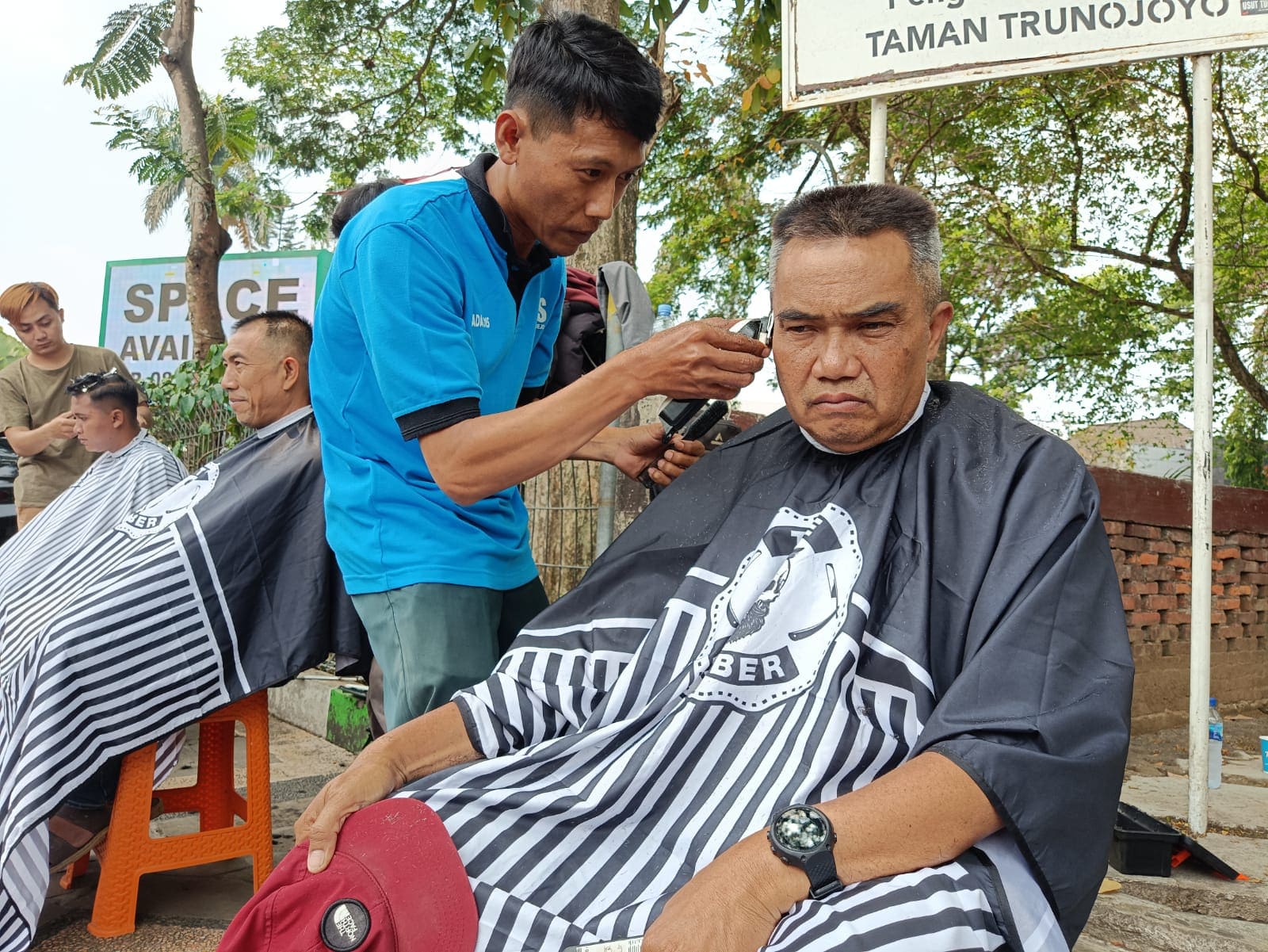 Potong rambut gratis Malang Barber School Center.