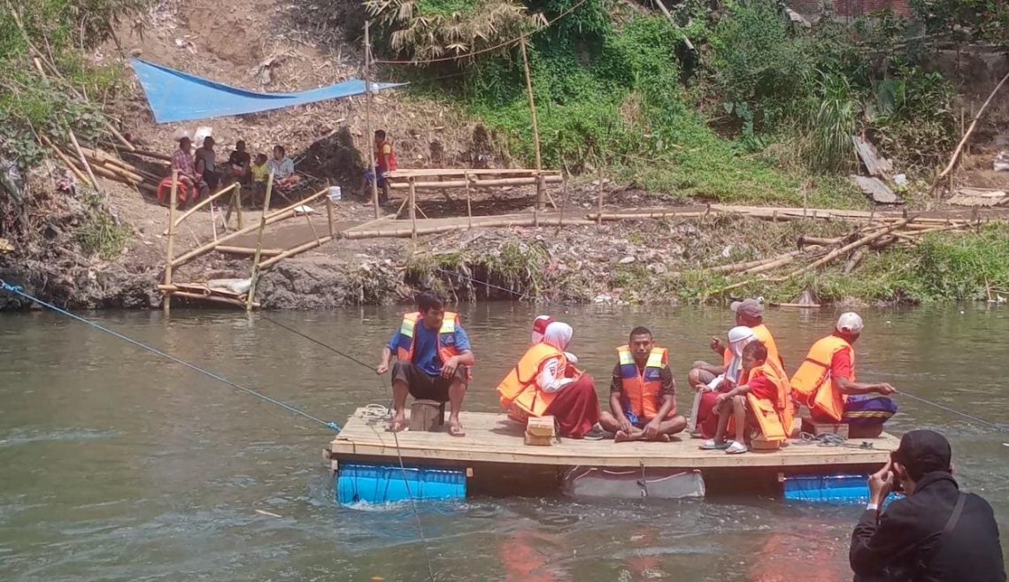 Perahu rakit.