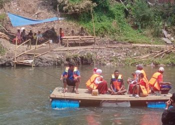 Perahu rakit.