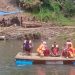Pelajar Naik Perahu Rakit di Jembatan Lembayung Mergosono, BPBD Malang: Berbahaya Potensi Kecelakaan Air 8 Perahu rakit.