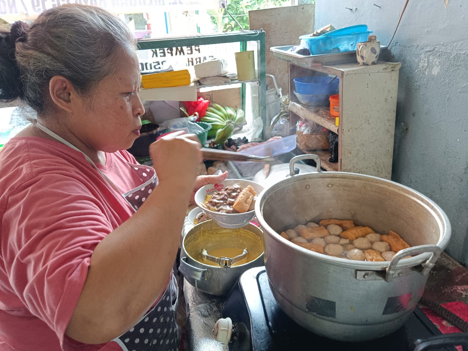 Kuliner unik Rujak Bakso Bu Tina di Malang.