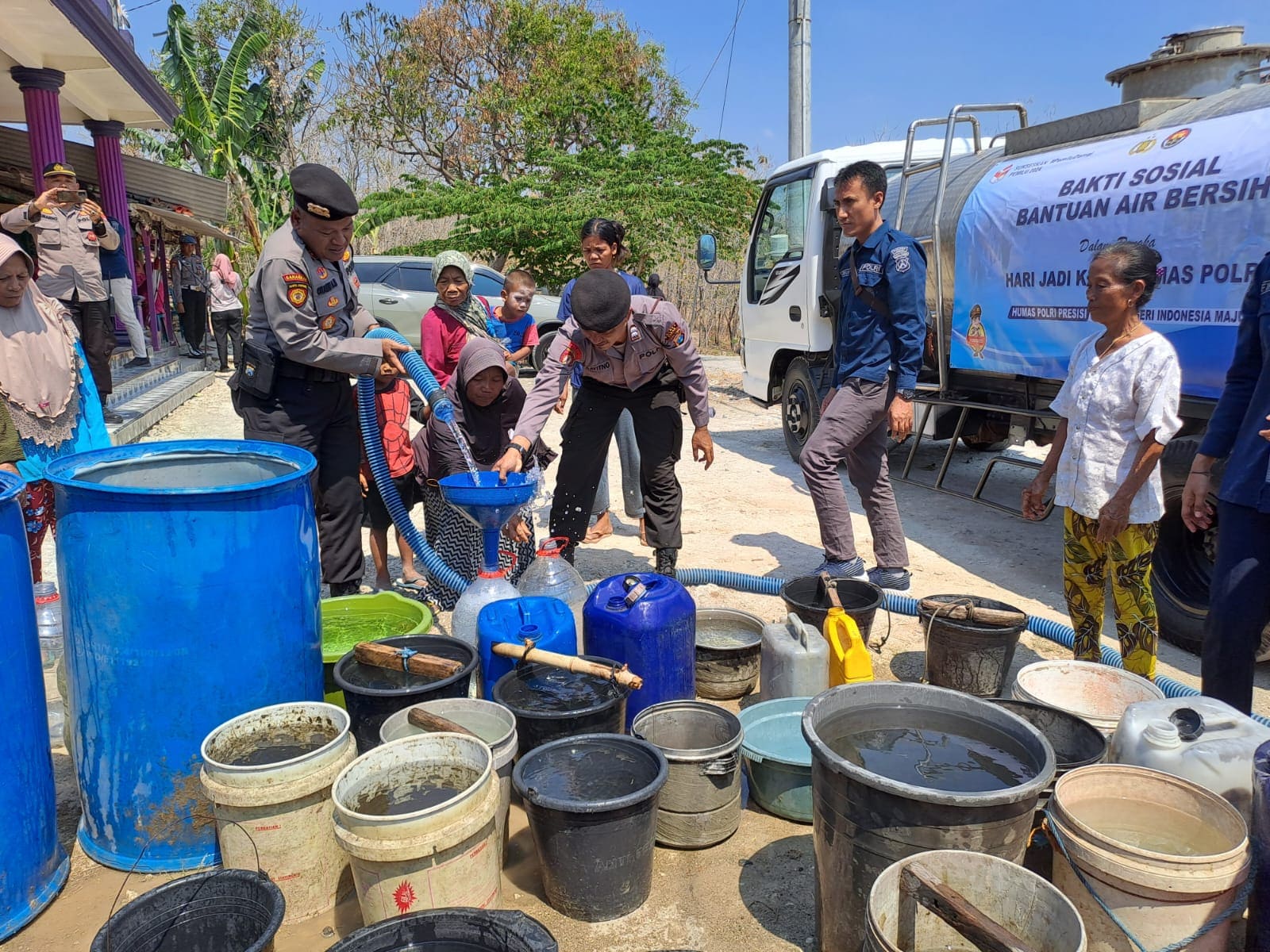 Bantuan air bersih di Tuban.