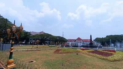 Alun-Alun Tugu Kota Malang.