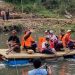 Potret Ratusan Pelajar Sekolah Naik Perahu Rakit lewati Sungai, Imbas Pembangunan Jembatan Lembayung Mergosono Malang 8 Perahu rakit.