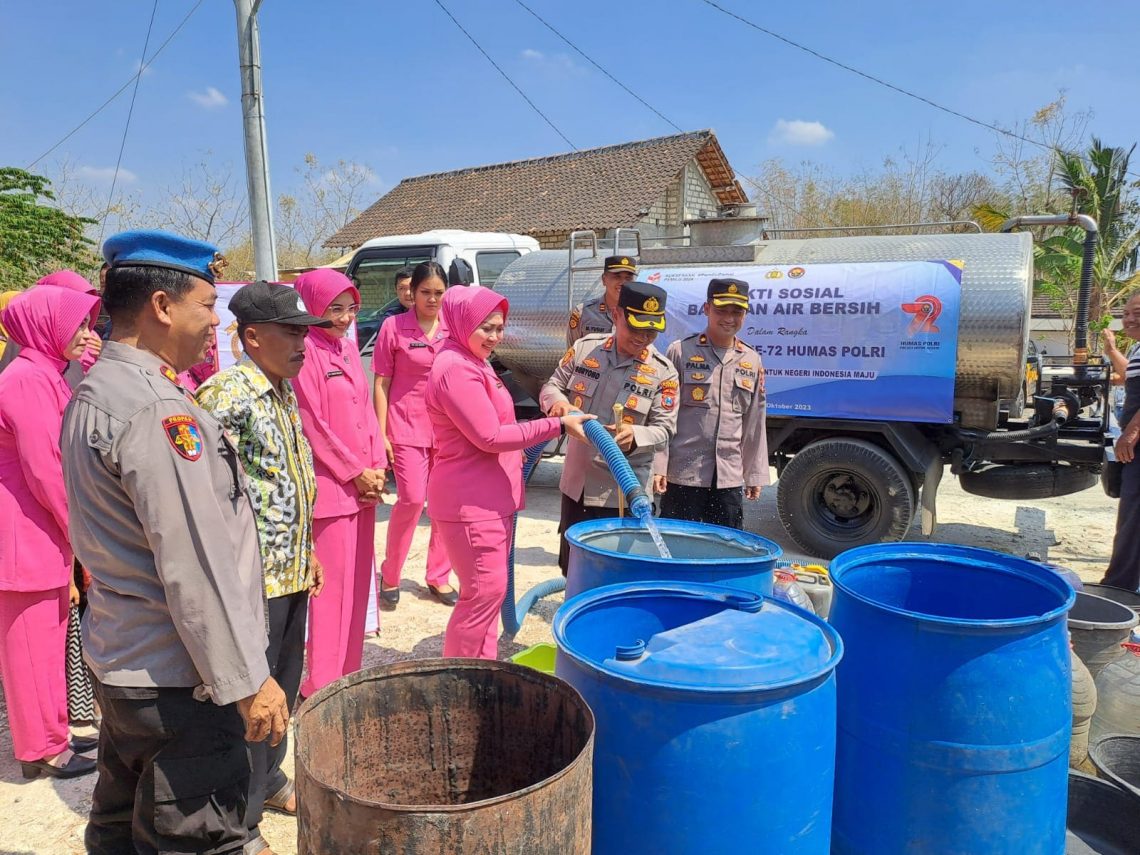HUT Ke-72 Humas Polri, Polisi Tuban Gelontor Bantuan 25.000 Liter Air Bersih 1 Air bersih.
