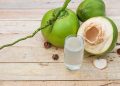Minum air kelapa muda.