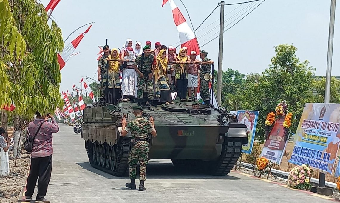 Seru! Warga Pasuruan Naik Tank Leopard Rayakan HUT Ke-78 TNI-AD di Yonkav 8 Beji 1 HUT ke-78 TNI.