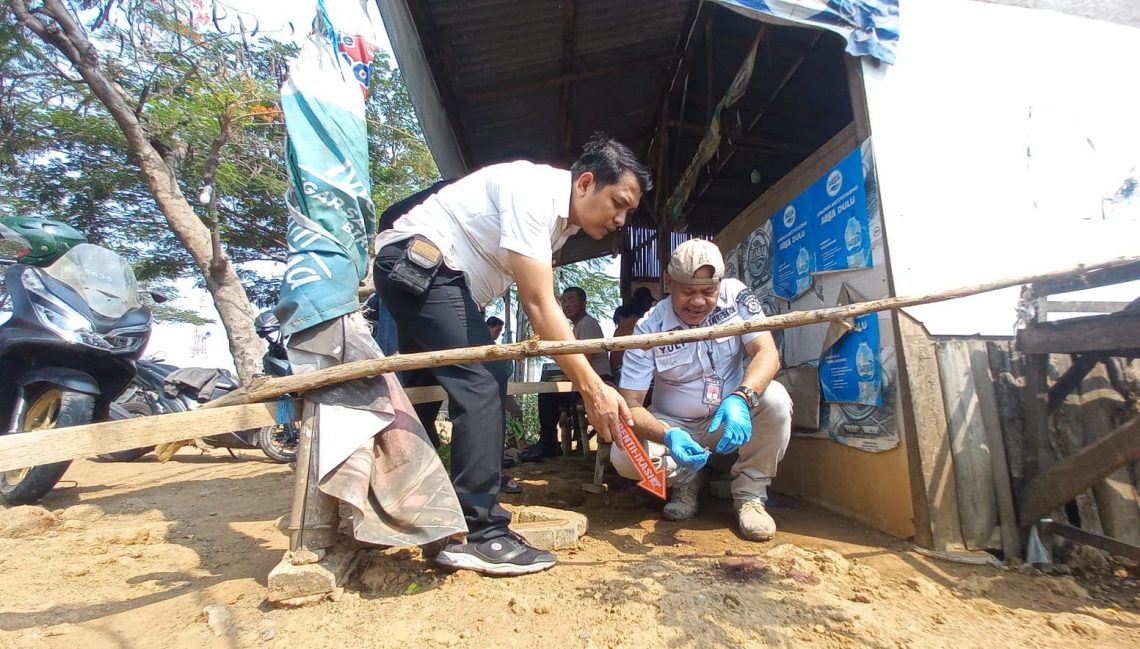 Fakta Pria Bersimbah Darah di Warung Bendungan Pasuruan, Diduga Coba Bunuh Diri hingga Tenggak Pestisida 1 Pria bersimbah darah.