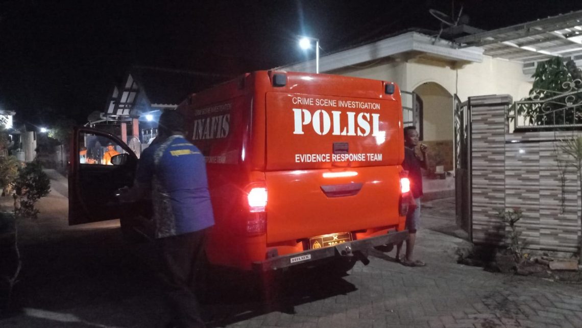 Diduga Dibunuh, Tiga Tusukan di Punggung Tewaskan Wanita di Kamar Mandi Randupitu Pasuruan 1 wanita di kamar mandi.