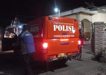 wanita di kamar mandi.