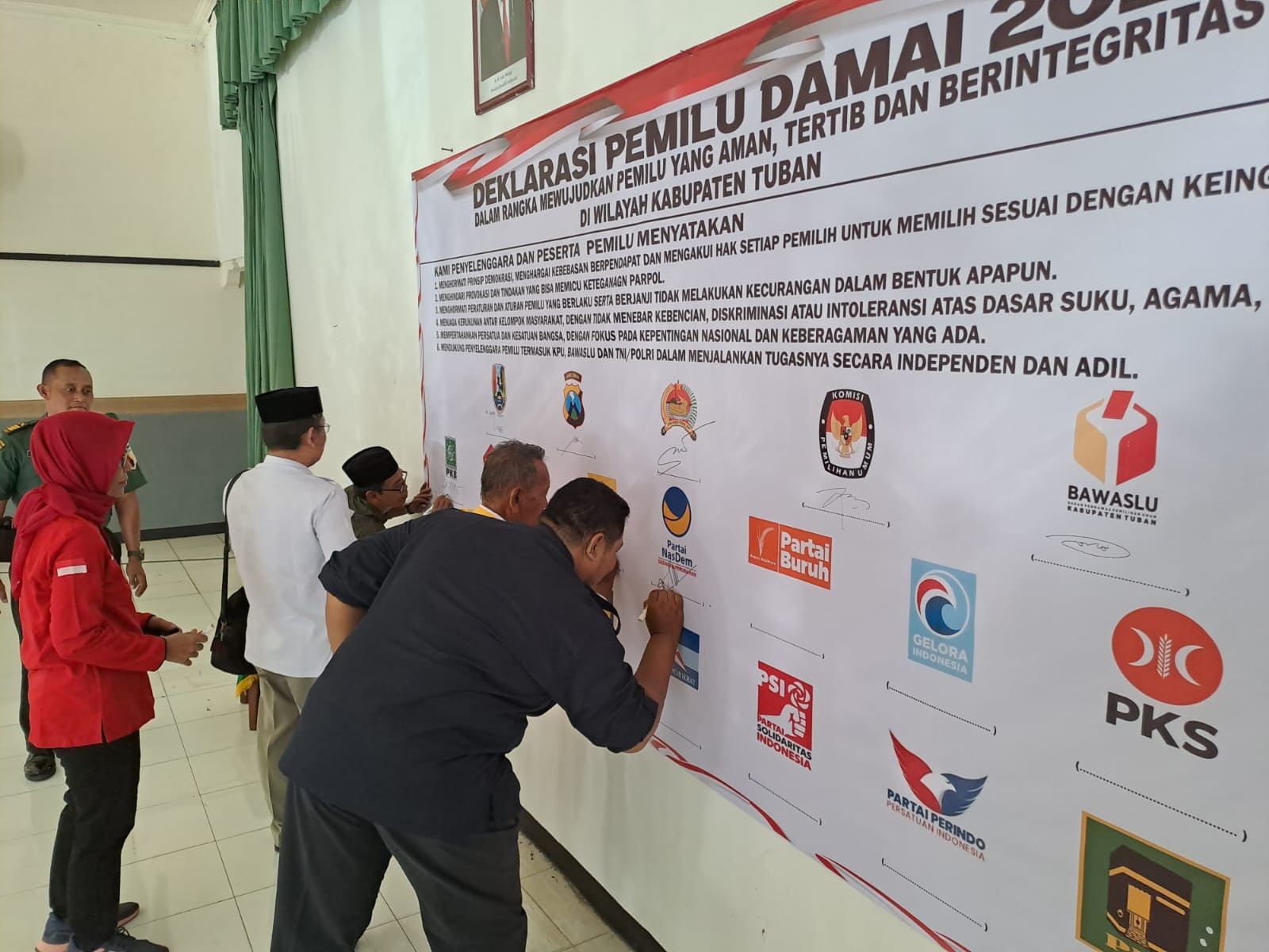 Deklarasi Pemilu Damai, Dandim 0811-Kapolres hingga Bawaslu Tuban Tekankan Netralitas 2 Deklarasi Bawaslu Tuban.